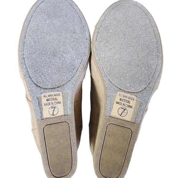 Cityclassified Tan Lace Up High Wedge Faux Suede Ankle Bootie Size 7 - Picture 3 of 5